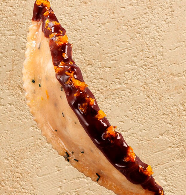 Corne de Gazelle Choco-Orange : pâtisserie orientale artisanale aux amandes, chocolat noir, fleur de sel et zestes d'orange