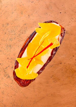 Datte Mejhoul fourrée aux amandes, melon confit et safran, pâtisserie marocaine artisanale