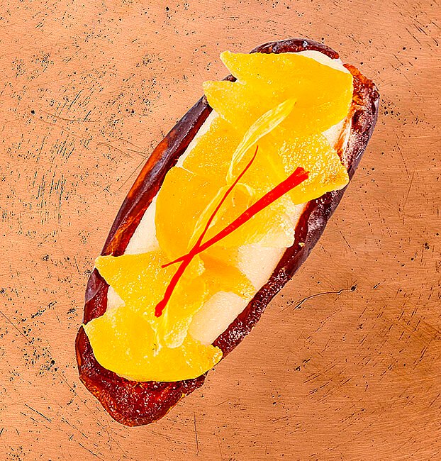 Datte Mejhoul fourrée aux amandes, melon confit et safran, pâtisserie marocaine artisanale