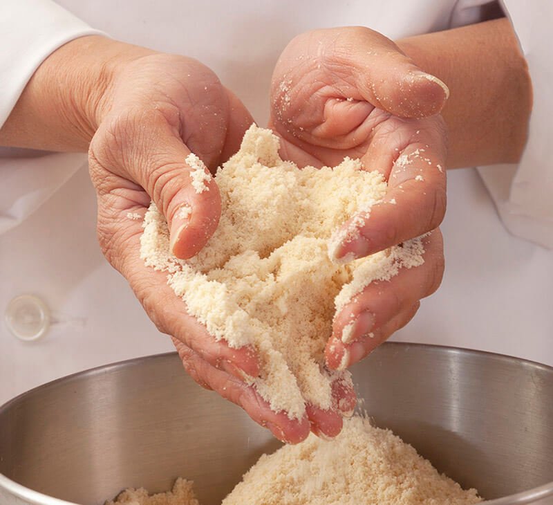 Préparation artisanale de cornes de gazelle et gâteaux marocains