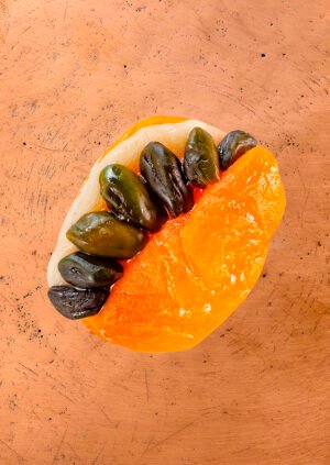 Abricot sec artisanal fourré à la pâte d’amande et décoré de pistaches, pâtisserie marocaine