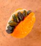 Abricot sec artisanal fourré à la pâte d’amande et décoré de pistaches, pâtisserie marocaine