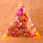 Briouate marocaine au miel, aux amandes et pétales de roses de Damas – pâtisserie orientale artisanale