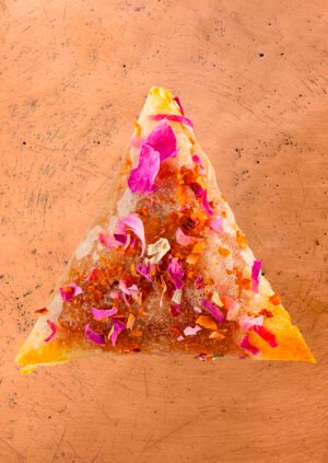 Briouate marocaine au miel, aux amandes et pétales de roses de Damas – pâtisserie orientale artisanale