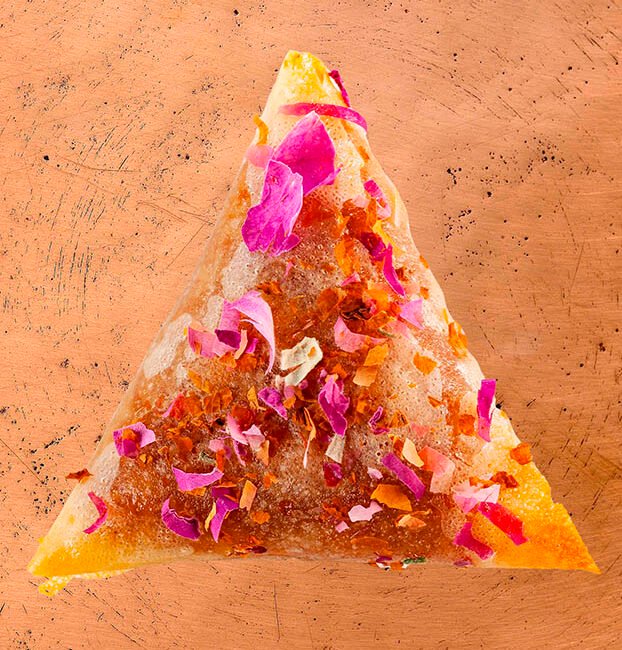 Briouate marocaine au miel, aux amandes et pétales de roses de Damas – pâtisserie orientale artisanale