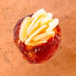 Datte marocaine artisanale fourrée à la pâte d’amande et décorée d’amandes effilées, pâtisserie orientale