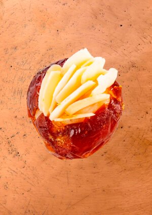 Datte marocaine artisanale fourrée à la pâte d’amande et décorée d’amandes effilées, pâtisserie orientale