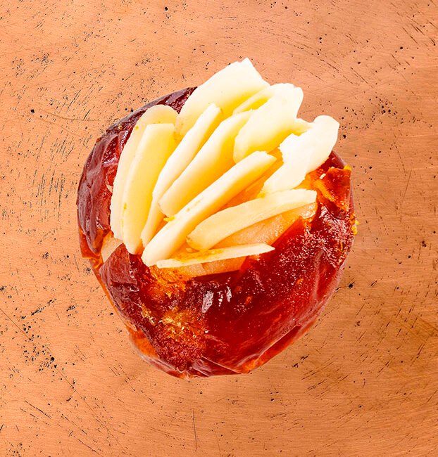 Datte marocaine artisanale fourrée à la pâte d’amande et décorée d’amandes effilées, pâtisserie orientale