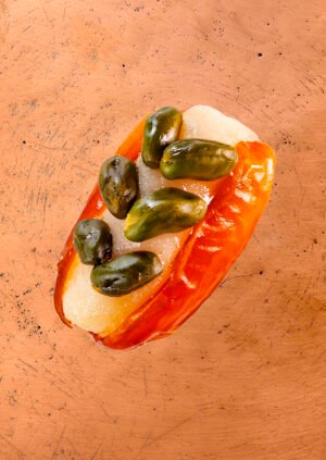 Datte marocaine fourrée à la pâte d’amande, noix de coco râpée et pistaches, pâtisserie artisanale orientale