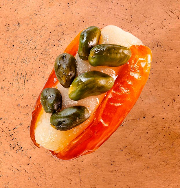 Datte marocaine fourrée à la pâte d’amande, noix de coco râpée et pistaches, pâtisserie artisanale orientale