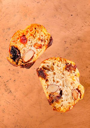 Biscuit marocain croquant aux amandes, sésame et anis – Fekkas artisanal doré