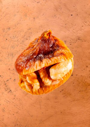 Figue séchée artisanale fourrée à la pâte d’amande et décorée d’un cerneau de noix, pâtisserie marocaine