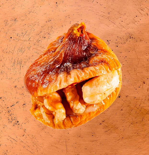 Figue séchée artisanale fourrée à la pâte d’amande et décorée d’un cerneau de noix, pâtisserie marocaine