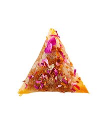 Plateau de briouates marocaines au miel, amandes et roses de Damas – pâtisseries orientales artisanales