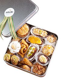 Coffret Beldi Grande Taille ouvert – Vue détaillée des 24 pâtisseries marocaines artisanales Maison houry